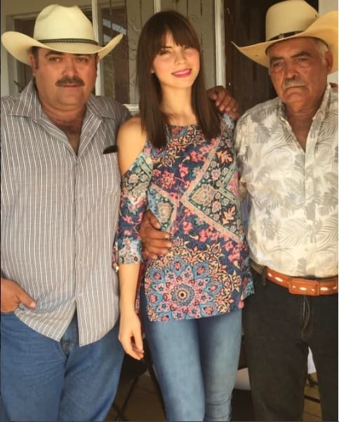 "Con mis 2 sombrerudos: Mi 'pa' y mi hermano mayor José Luis. Algo nos parecemos ¿verdad? No se puede negar la cruz de nuestra parroquia. Yo dejo que el amor siempe gane simplemente", publicó en sus redes sociales, ya una vez que arregló las diferencias con su papá y dejando en claro que sí tiene relación con uno de los hijos mayores de don Antero.