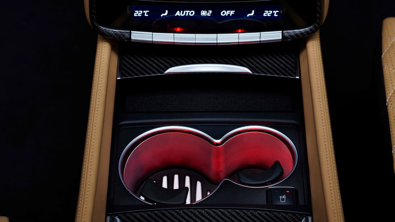 Los pasajeros traseros de la Mercedes-Maybach G650 Landaulet son térmicos para mantener la temperatura de las bebidas que se sujeten en ellas. Igualmente cuentan con dos mesas plegables similares a los de un avión de pasajeros.