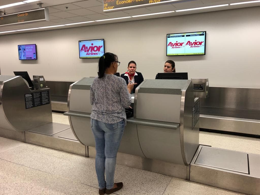 “El 13 de mayo tenia que volar a Venezuela pero en Estelar nunca nos dieron la cara y tuve que comprar otro boleto en Avior que me costó 430 $”, explicó preocupada Carmen Victoria Suárez una pasajera que sigue varada en Miami con dos boletos en la mano.
<br>