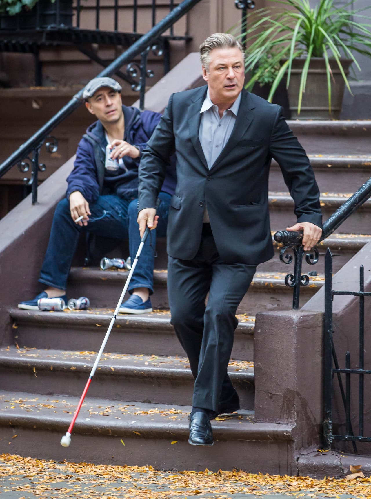 Sale del departamento con ayuda de su bastón.