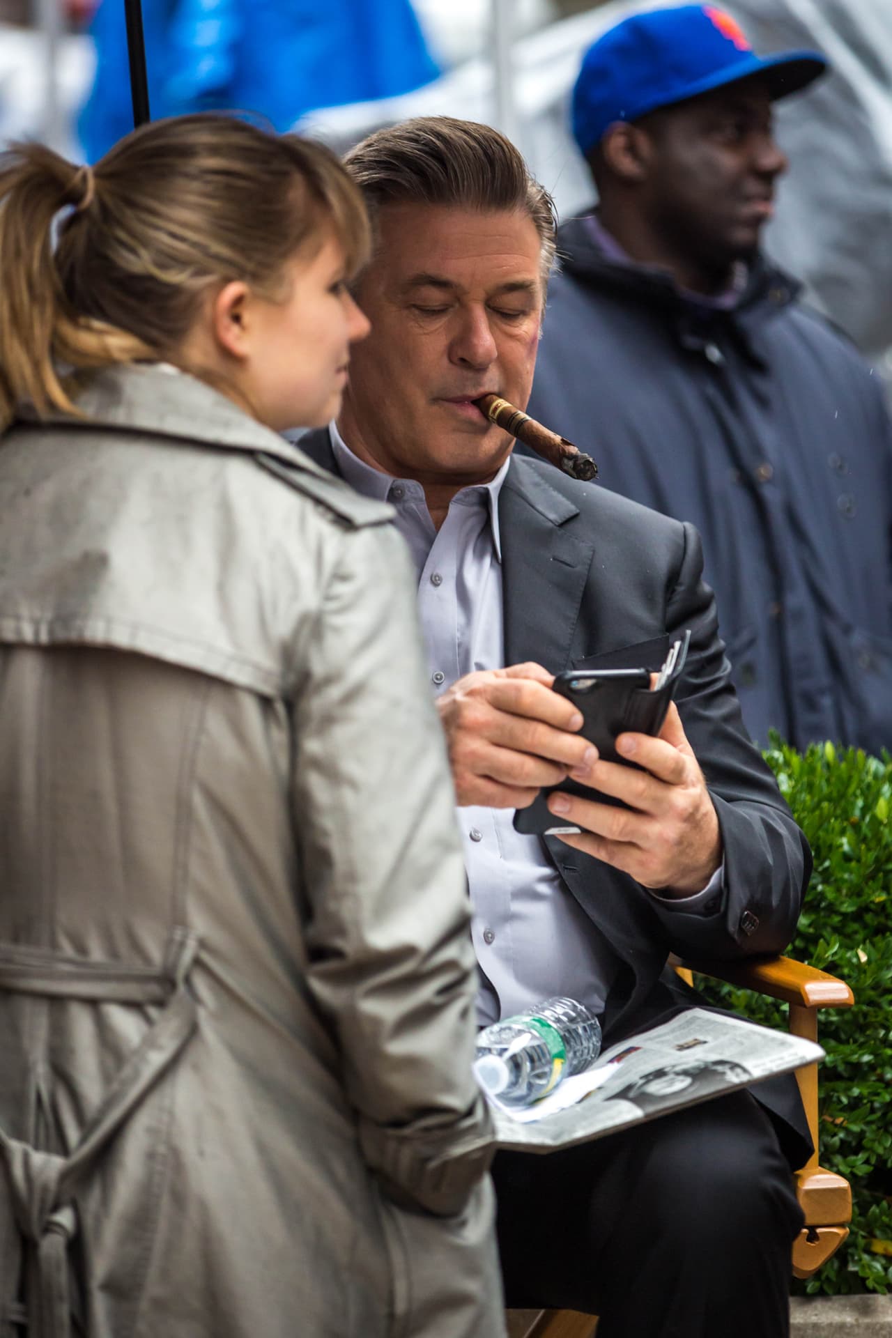 En descansos, se relajó viendo su teléfono y fumando un puro.