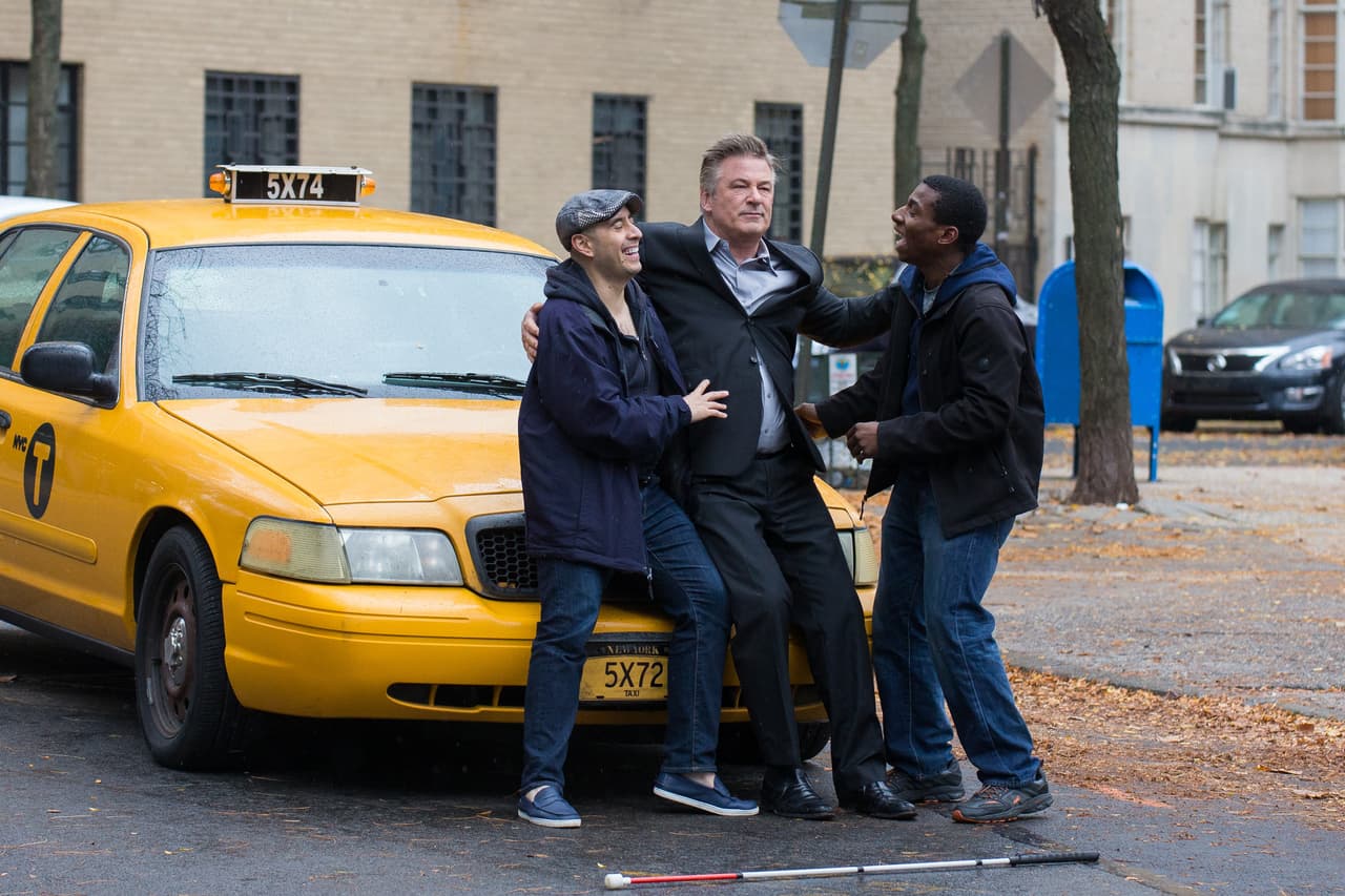 Alec incluso bromeó con los hombres, pidiendo que lo cargaran.