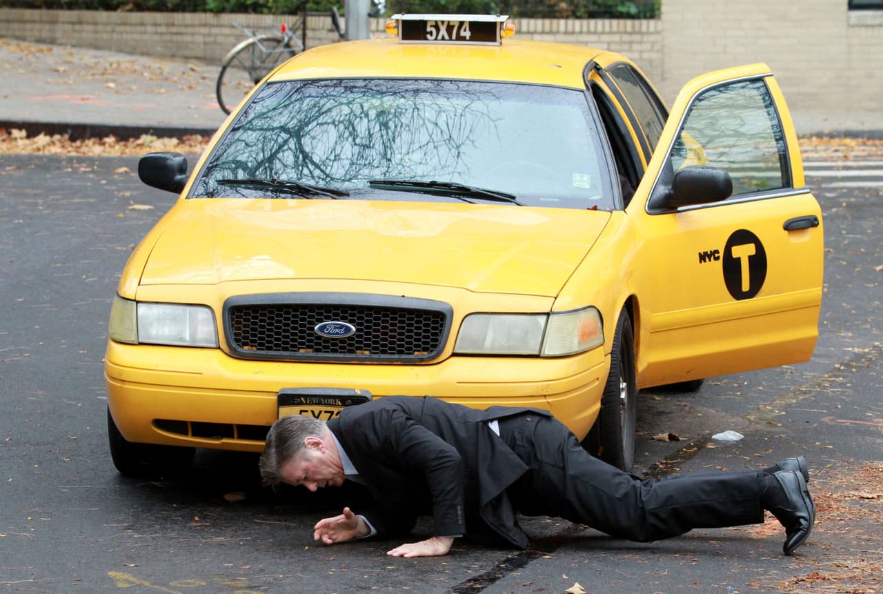 Alec quedó tirado en el asfalto.