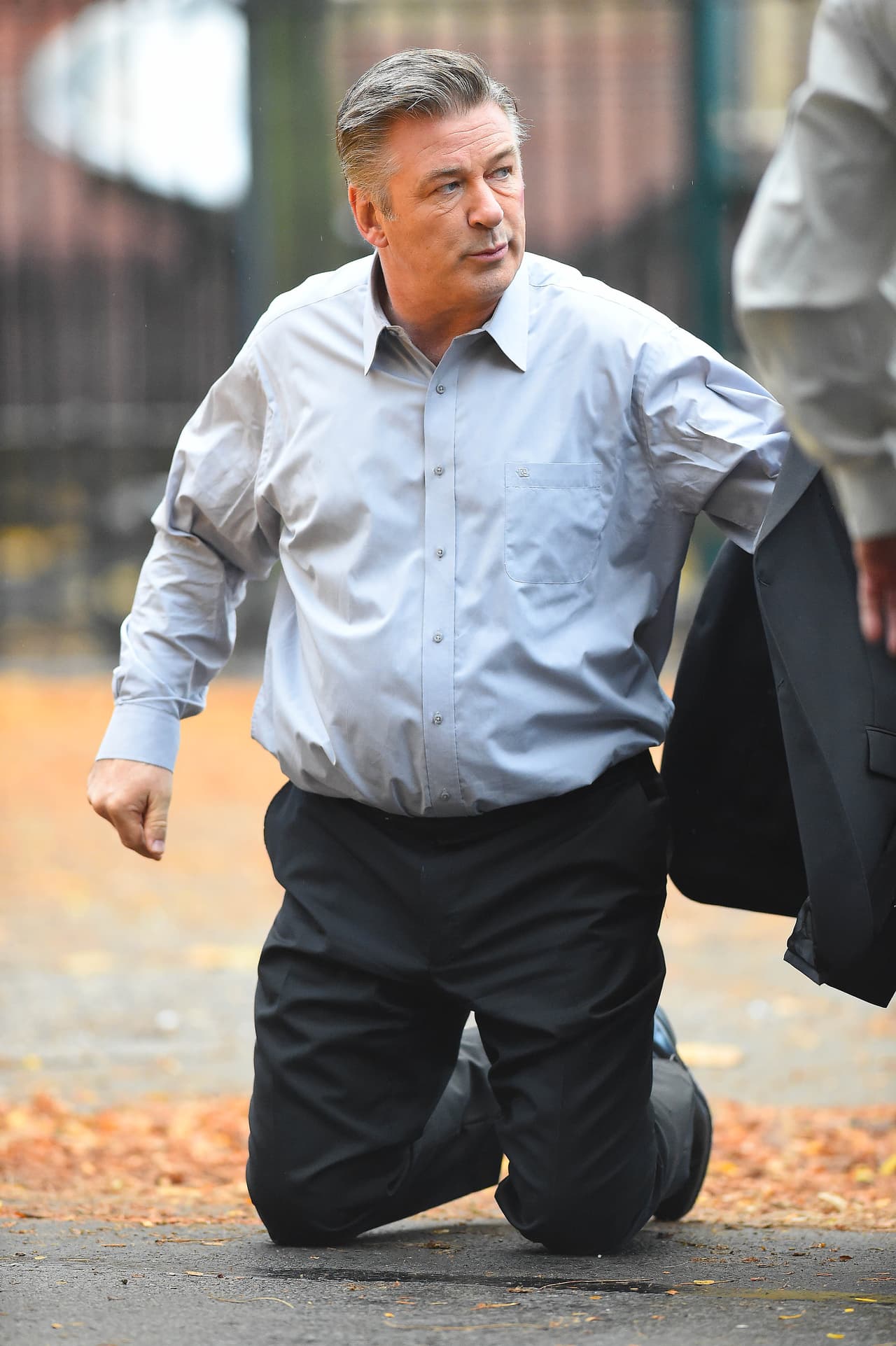 Alec tuvo adicciones en su juventud, de los 24 a los 26 años tomaba y se drogaba diariamente, contó en 'Nevertheless: A Memoir'. Pero a punto de cumplir 27 decidió dejarlo cuando tuvo una sobredosis: "Me siento e inserto cocaína, al estilo de un mosquete, en cigarrillos. Adopté este método algunos años antes, para caminar por Columbus Avenue y drogarme mientras cruzaba el Upper West Side", narró en sus memorias. 
<b>Después de una sobredosis fue a terapia </b>y dejó de consumir drogas.
<br>