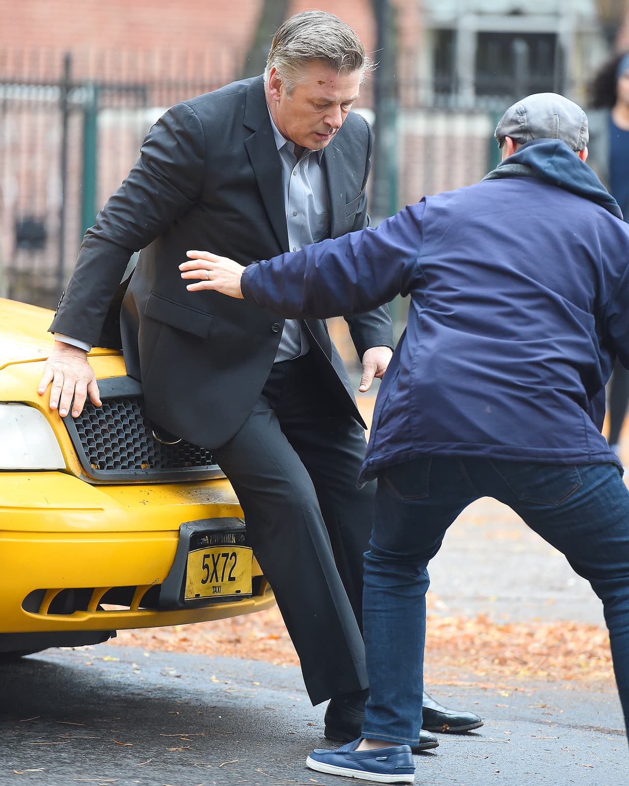 Se recargó contra el auto.