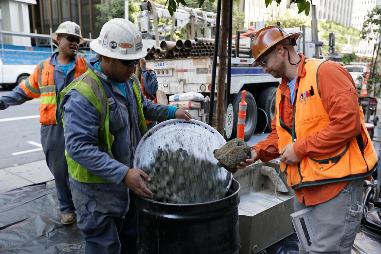 Ingenieros han instalado dispositivos de recolección de datos y continúan analizando muestras del suelo que sostiene el edificio, con la finalidad de descubrir las causas detrás de su desplazamiento.