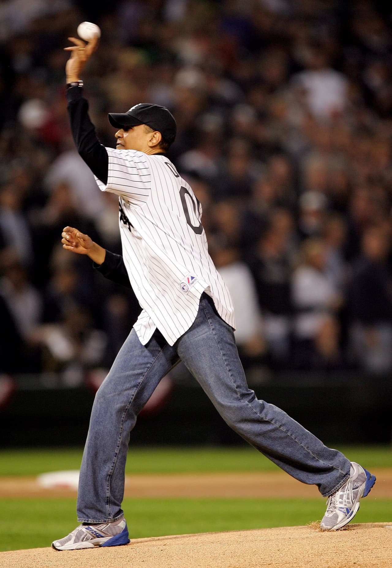 Los jeans desteñidos, de silueta desaliñada acompañaron a Barack Obama desde sus días de Senador de Illinois. Así lució en 2005 con camiseta y zapatillas deportivas.