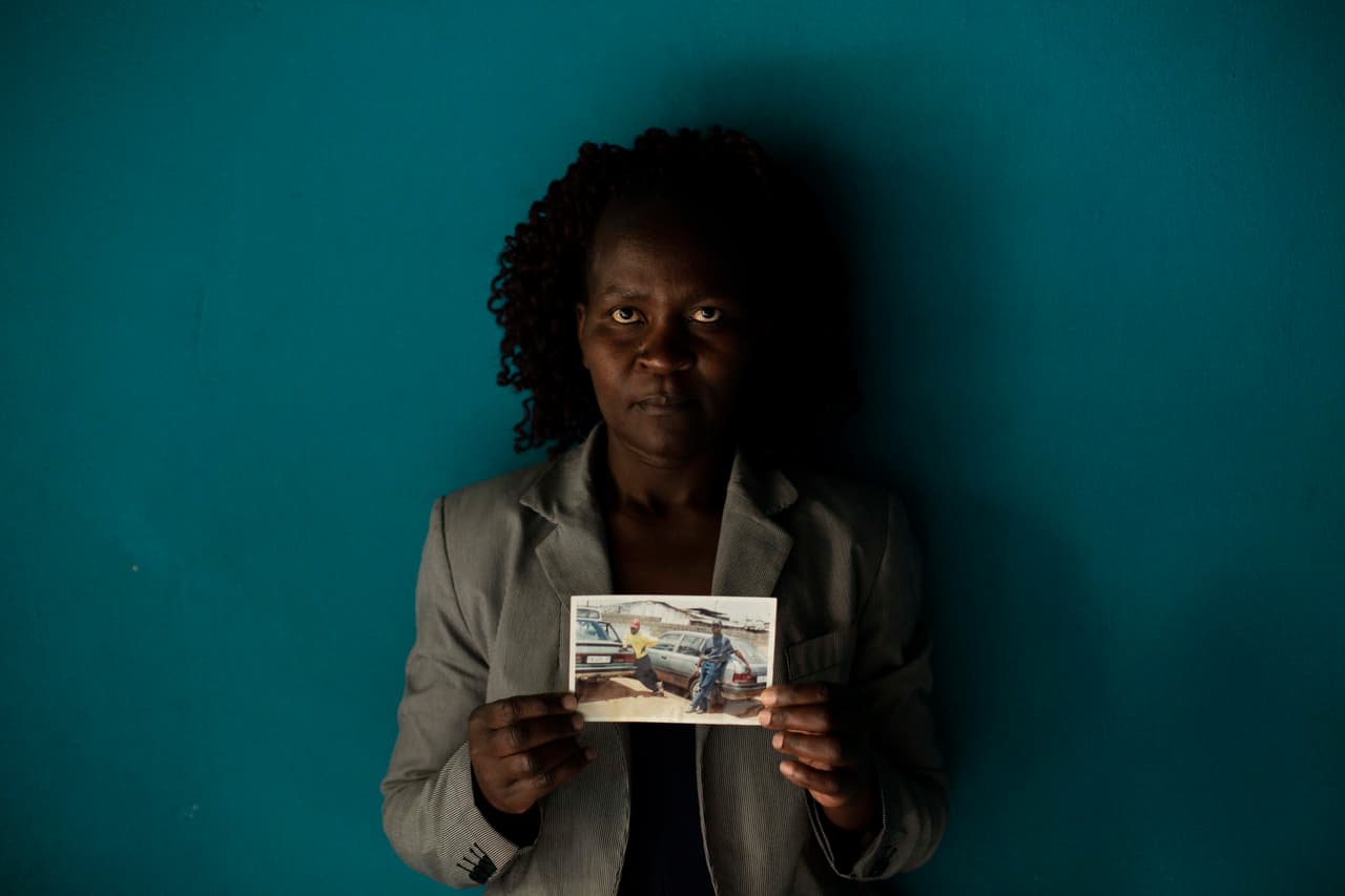 Esta migrante zimbabuense Banele Nkomo, fue fotografiada el 24 de agosto de 2018, mientras sostiene una foto de su hermano desaparecido, Francis. Ella no sabe lo que le pasó y no ha sabido nada de él durante años. Asegura que lo extraña todos los días. Quiere saber si falleció y dónde está su cuerpo para poner fin a su búsqueda. (Foto AP / Bram Janssen)