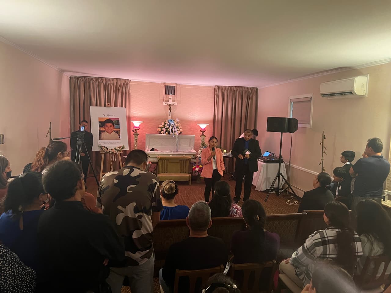 Maestros y compañeros de la iglesia a la que asistía Jonathan, se unieron en oraciones, para que la familia de Jonathan, 
<b>encuentre paz dentro de tanto dolor. </b>