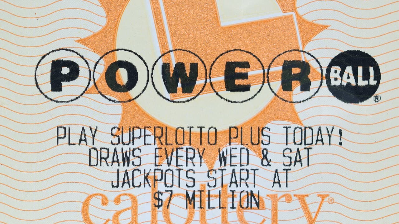 <h3 class="cms-H3-H3">2025: Fredericksburg y el récord</h3> 📆 
<b>El 6 de septiembre de 2025</b>, Texas volvió a ganar el premio mayor de Powerball.
<br>💰 
<b>El jackpot alcanzó 1.8 billones</b>, uno de los más altos en la historia del juego. 
<br>📍 El boleto ganador en Texas
<b> se vendió en Big’s 103, sobre la U.S. Highway 290, en Fredericksburg</b>. 
<br>
<a href="https://www.univision.com/local/austin-kakw/texas-ganador-powerball-jackpot-premios-millonarios" target="_blank">El premio<b> se compartió con un boleto ganador en Missouri.</b> </a>
<br>En Texas, el reclamo se hizo a través del Seven Bridges Revocable Trust, con 
<b>un pago en efectivo de $410,324,470.28 antes de impuestos</b>.