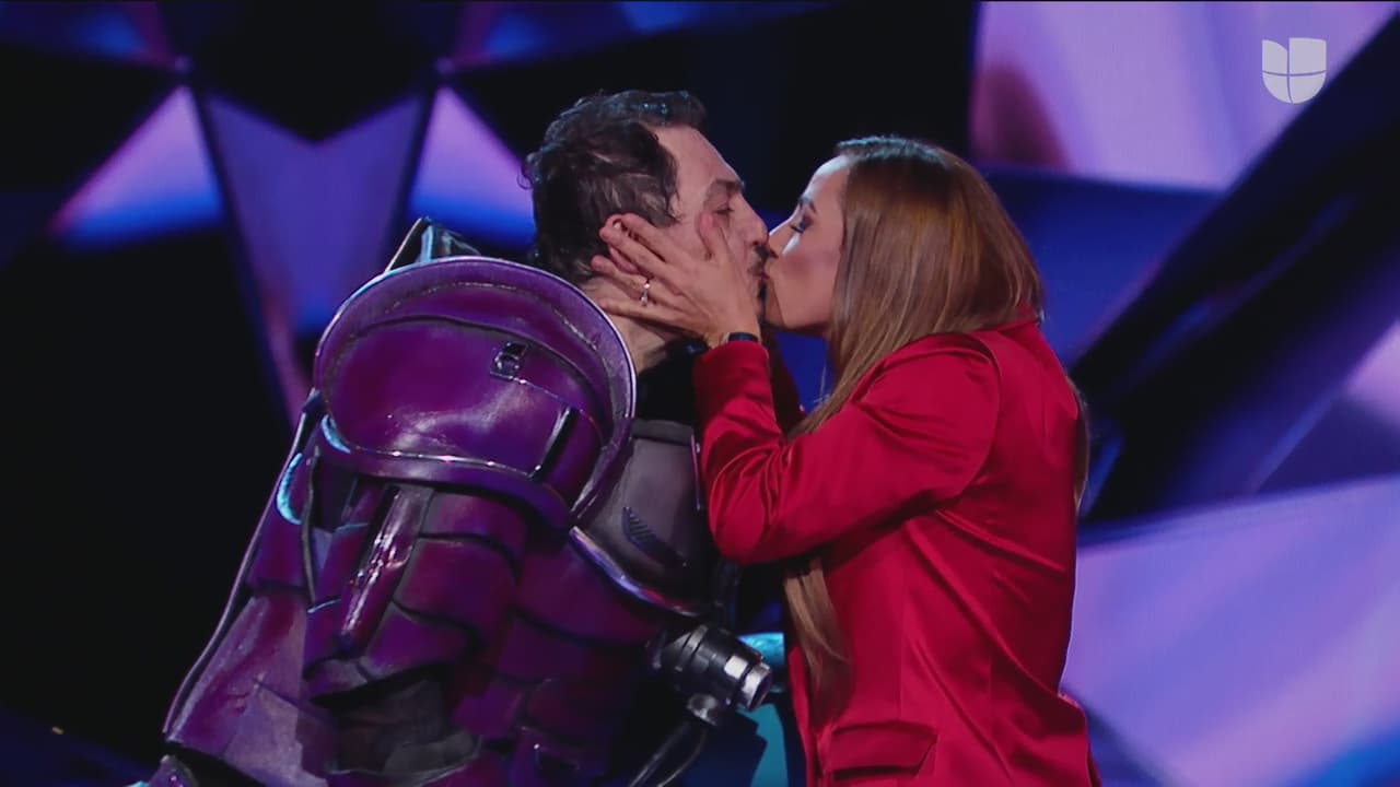 Pero no se fue con las manos vacías, ya que se llevó un tierno beso de la investigadora Consuelo Duval, quien había dicho besaría a la celebridad que estuviera debajo del difraz de Marciano.