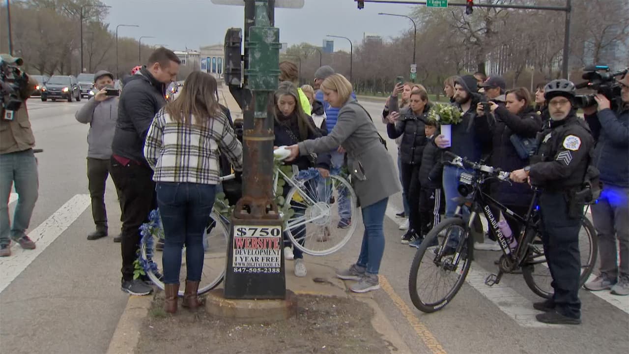 Conductor tira poste con memorial de Gerardo Marciales, hispano atropellado en Lake Shore Drive