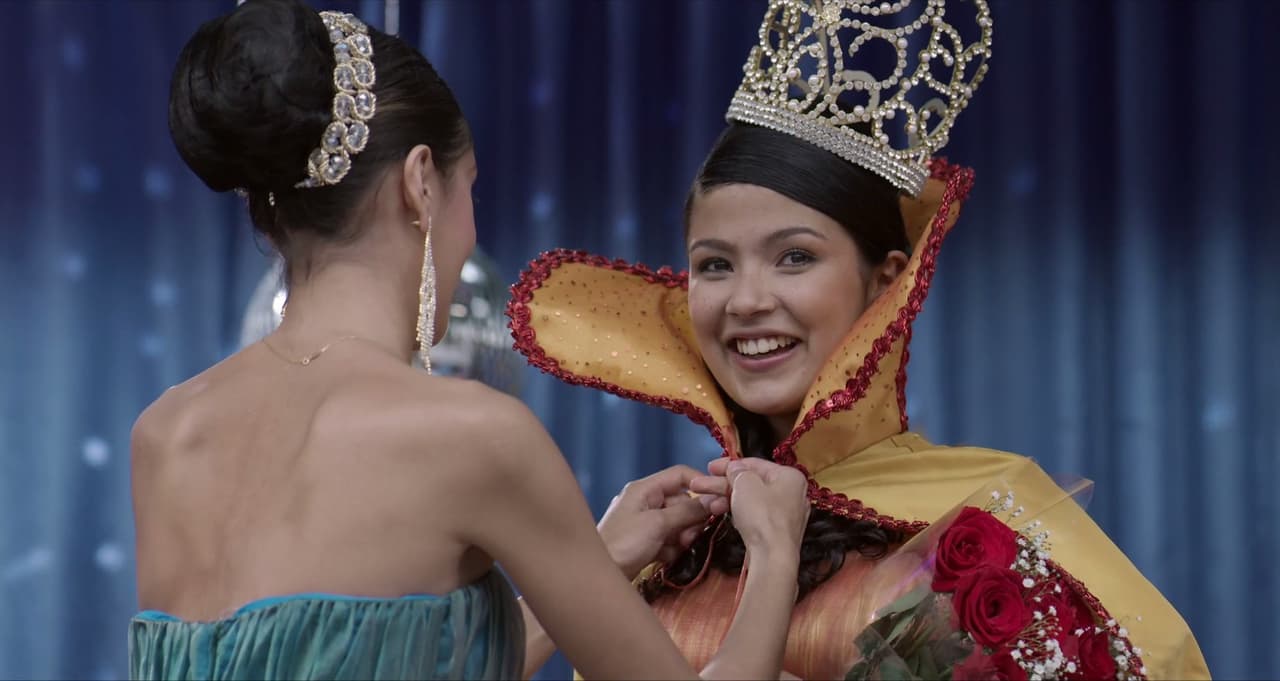 Elba was crowned and the previous queen gave her a bouquet of roses.