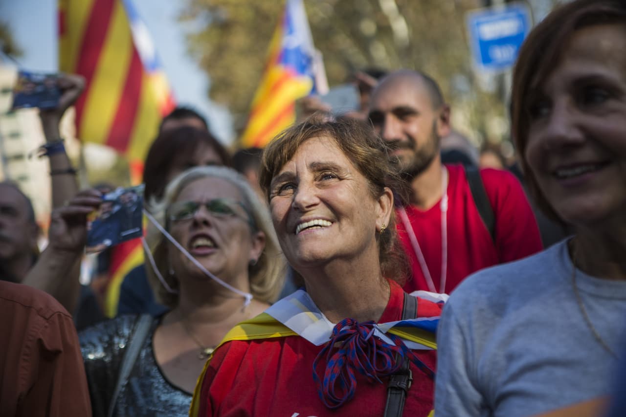 La decisión del parlamento emocionó a miles de catalanes, quienes tomaron las calles para celebrar. En la declaración de independencia se pide el reconocimiento de otros países e instituciones y se afirma que se deben abrir conversaciones con Madrid para que colabore en el establecimiento de una nueva república.
