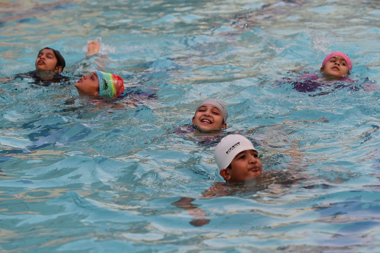 Las alas de agua, los fideos, las cámaras de aire y los chalecos salvavidas nunca deben reemplazar la supervisión de un adulto.