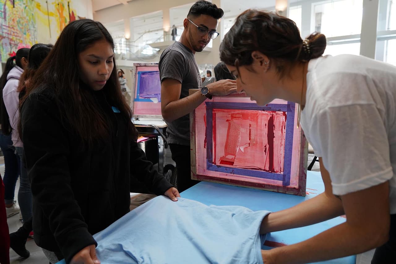 La artista mexicana Pia Camil presenta su más reciente obra.