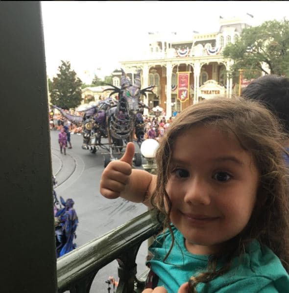 Mini Angélica disfrutando del desfile.