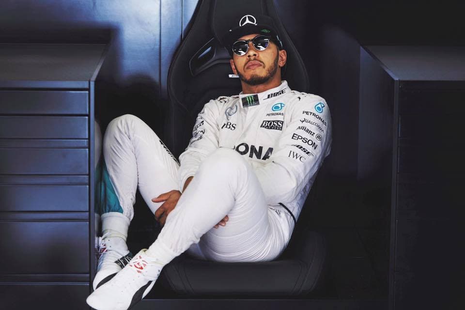 El carismático Lewis Hamilton es el hombre referente de la Fórmula 1 en la actualidad, con tres títulos mundiales a cuestas (2008 con McLaren, 2014 y 2015 con Mercedes). Desde su debut en 2007 nunca dejó de luchar en los primeros lugares, y siempre se mostró extremadamente rápido. Este británico de 31 años corrió 185 Grandes Premios y ganó 50.
