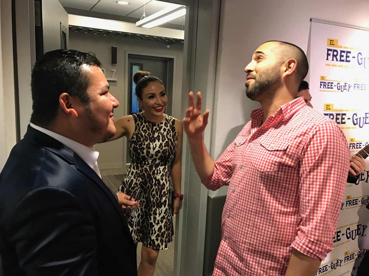 El Compa Ivan, El Tambochi y La Bronca se tomaron fotos, cantaron y hablaron de todo un poco con el compositor sinaloense.