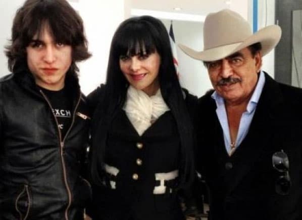 Julián Figueroa es hijo de uno de los cantautores más importantes de México, nos referimos a Joan Sebastian, y por si fuera poco su mamá es la escultural Maribel Guardia.