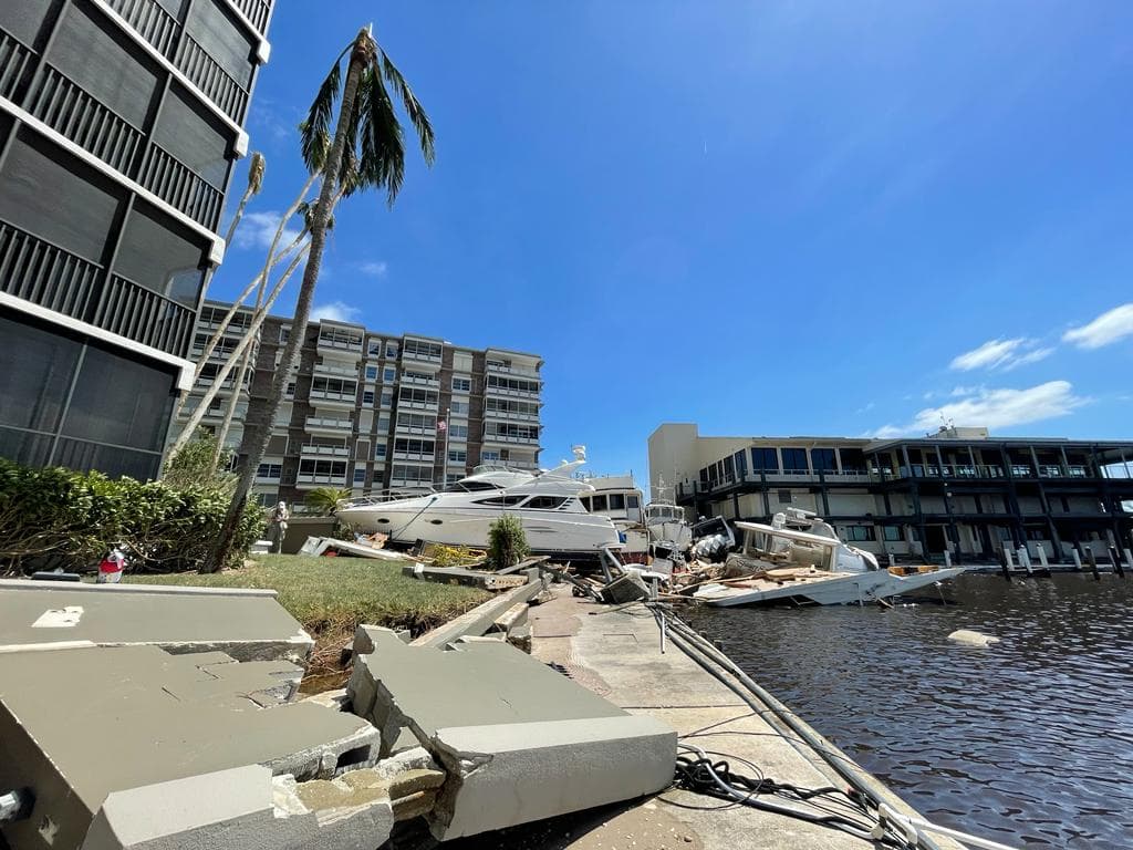 Alrededor de 25 botes fueron destruidos por el huracán Ian en las cercanías del Point Royal condominium en Fort Myers, Florida.