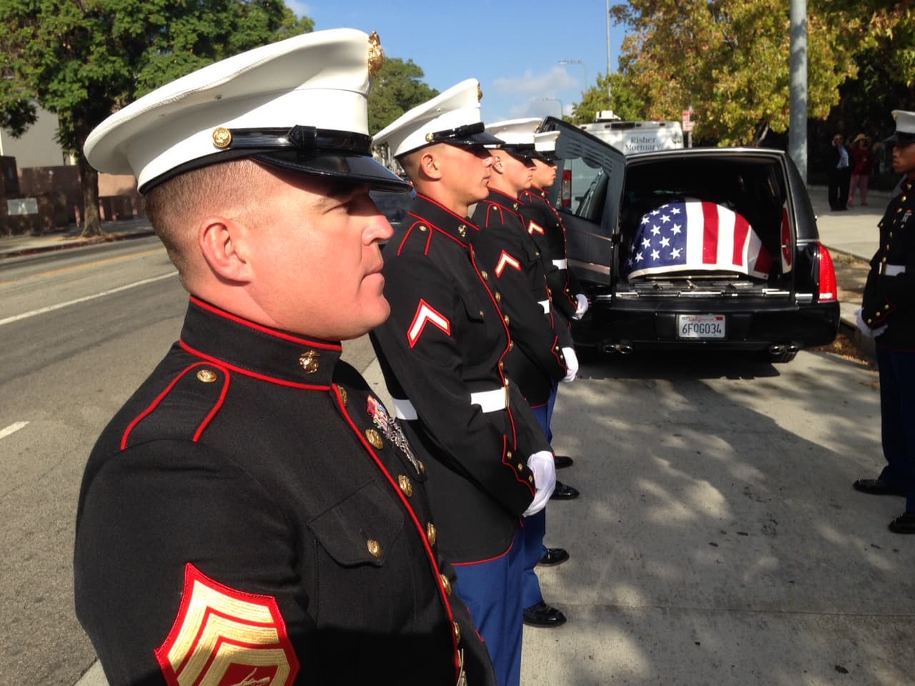 Infantes de Marina escoltan el féretro del marine Carlos Segovia hasta la catedral Nuestra Señora de Los Ángeles.