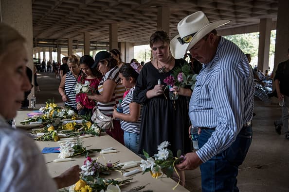 <b>Declaraciones de Starbucks</b>
<br>“Hoy solicitamos respetuosamente a los clientes que ya no traigan armas de fuego a nuestras tiendas o áreas de asientos al aire libre, incluso en estados donde se permite el "transporte abierto", a menos que sean personal autorizado de aplicación de la ley.”