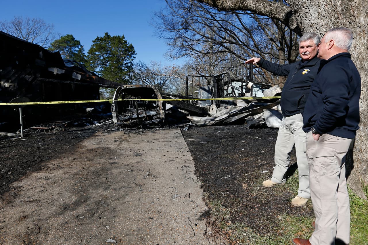 Oficiales estatales investigan el fatal incendio en la pequeña ciudad de Clinton, Mississippi.