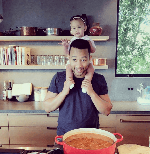 Luna está próxima a cumplir un año de edad y ya es toda una celebridad en las redes sociales de sus famosos padres, John Legend y Chrissy Teigen.
