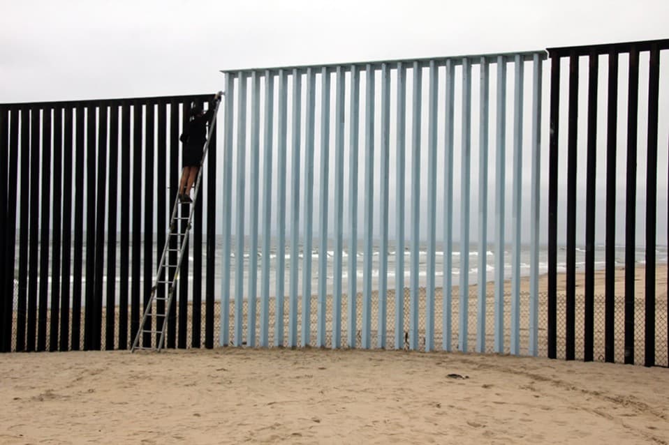 <b>5. Pintaron el muro de azul para camuflarlo con el cielo.</b> 
<b><a href="http://anateresafernandez.com/borrando-la-barda-tijuana-mexico/">Ana Teresa Fernández</a></b> es una artista mexicana que vestida con traje de cóctel decidió pararse en frente del muro que separa las playas de Tijuana y de San Diego y empezar a pintarlo de los mismos tonos azules que adquiere el cielo en esa playa. Así camuflar el muro, borrarlo, hacerlo invisible.
<br>