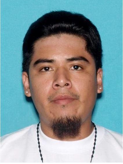 <h3 class="cms-H3-H3">Oscar Cruz Guzmán</h3>
<br>
<br>El fugitivo es buscado por conspirar para fabricar y distribuir metanfetamina. 
<br>
<br>Guzmán 
<a href="https://www.dea.gov/fugitives/oscar-cruz-guzman" target="_blank">nació en 1993 </a>y su último domicilio conocido es en California.