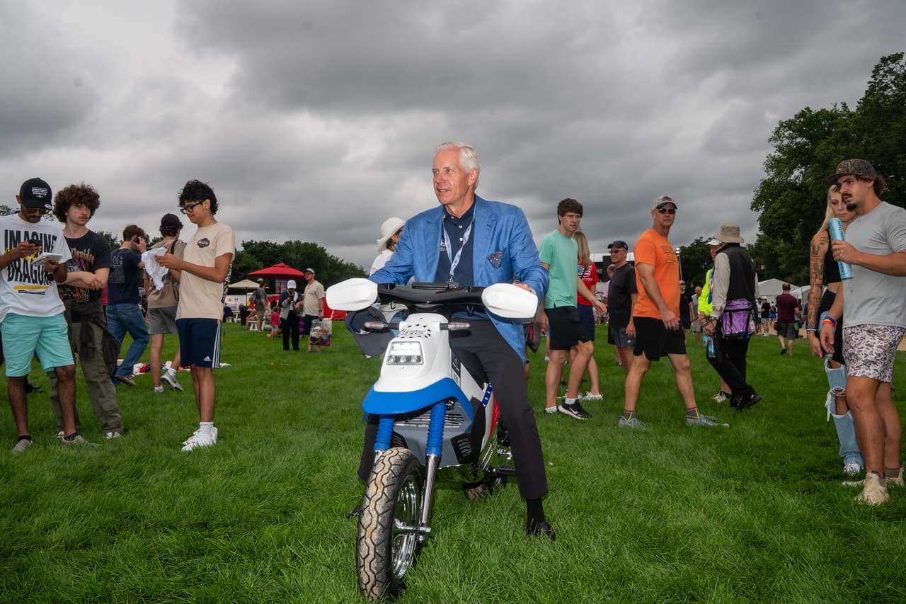 El presidente de Penske Automotive Group, Bud Denker, muestra una motocicleta Freedom 250 en la zona de aficionados antes de la carrera Freedom 250 Grand Prix, el sábado 22 de agosto de 2026.