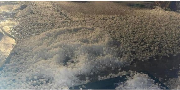 Dos líneas fuertes de tormentas pasaron la noche de este lunes sobre el norte de Texas, trayendo consigo truenos, relámpagos y granizo para algunas áreas.
<br>