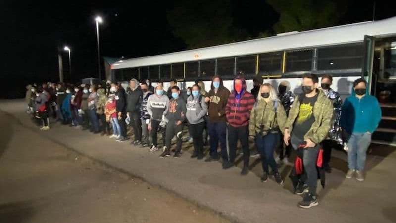 Detienen a 64 inmigrantes que fueron encontrados por agentes de la estación de Tucson al este de Sasabe, Arizona. El grupo estaba compuesto en su mayoría por adultos de Cuba. Cinco eran ciudadanos de Guatemala y Honduras. El grupo fue transportado a Tucson para ser procesado y examinarlos.