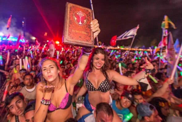 Se acerca el verano y muchos se preparan para los grandes festivales musicales de la temporada. En California, Coachella domina la taquilla, pero 'The Tomorrow World Electronic Music' parece ser una fuerte competidor. Te compartimos algunas fotos del festival de música electrónica durante su última edición en Chattahoochee Hills. La fiesta reunió a los mejores Dj’s y atrajo público de cada rincón del planeta. ¿Crees que este festival sea mejor que el del Valle de Indio?