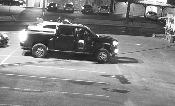 Flores había salido de su camioneta, tres personas salieron de un vehículo Cadillac, le dispararon, tomaron su vehículo y huyeron de la escena.