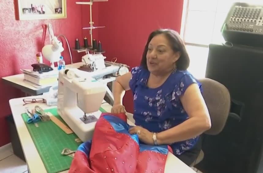 La 'Reina del Tex-Mex' la citó en uno de sus conciertos para hacerle la propuesta que cambiaría su vida: “Platicamos ahí y nos hicimos amigas, y me dijo, yo quiero que trabajes conmigo”, señaló Julie Ramírez. A partir de entonces, ambas fueron muy cercanas y aterrizó las ideas del ícono de la moda latina.
<br>