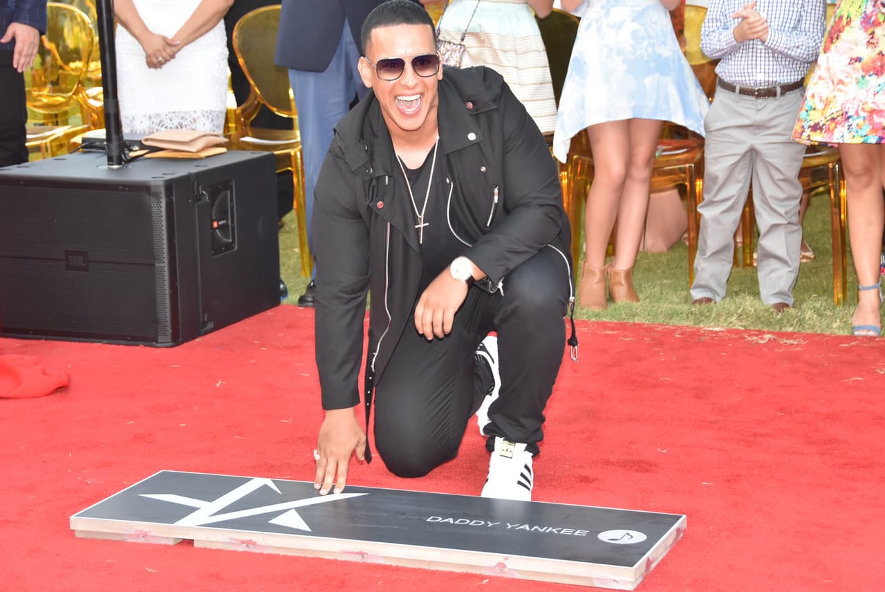 Y con una sonrisa de oreja a oreja, posó con su estrella develada.