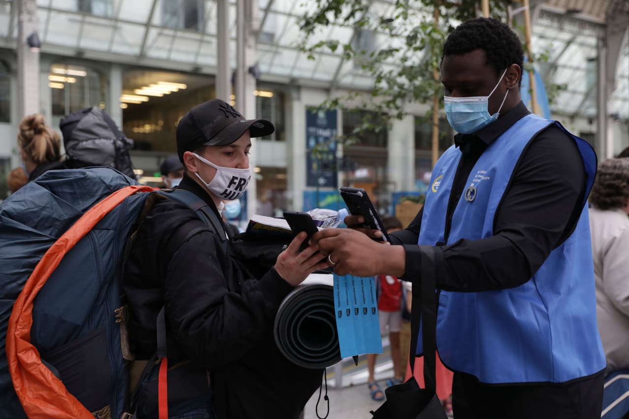 Las personas que ingresen sin un pase de vacunación a los sitios que así lo requieran corren el riesgo de una multa de 135 euros (158 dólares). El gobierno francés dijo que, durante la primera semana de implementación, los controles policiales no darán multas por incumplimiento, para dar tiempo a los ciudadanos.