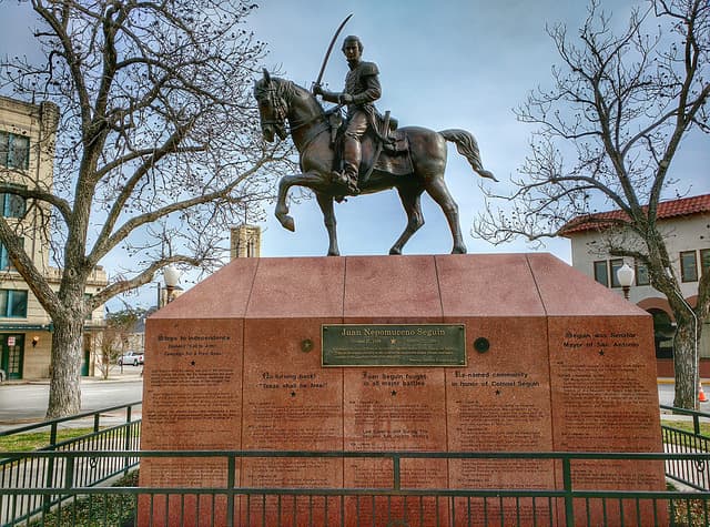 Una estatua de Juan Seguín, quien fue alcalde de San Antonio.