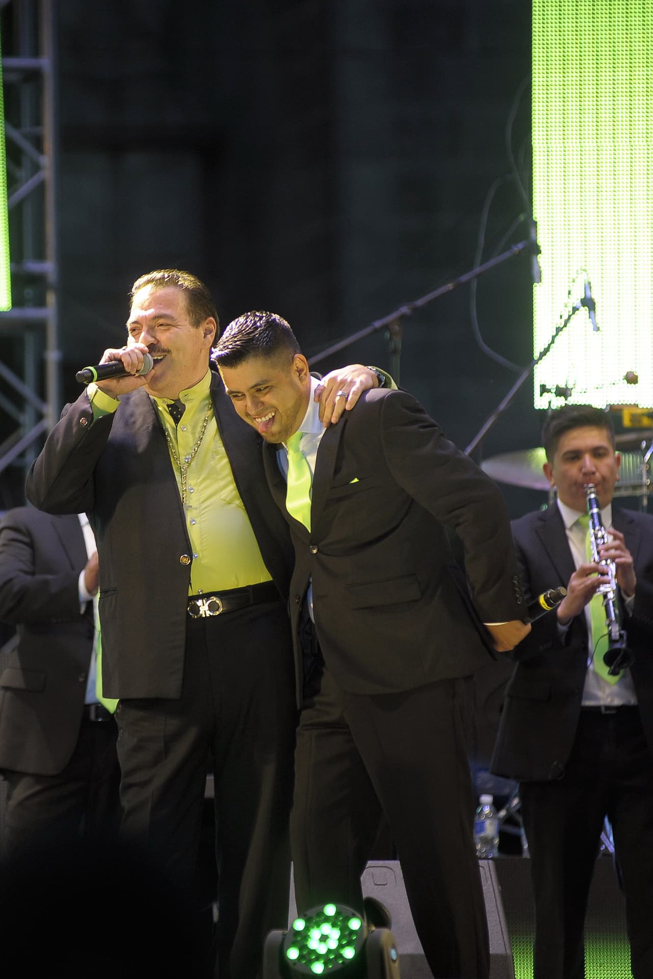 El nativo de Mazatlán, Sinaloa, llegó a Guadalajara acompañado de su esposa, Lorena Ríos. Preciado tendrá que permanecer al menos 
<b>40 días en reposo.</b>