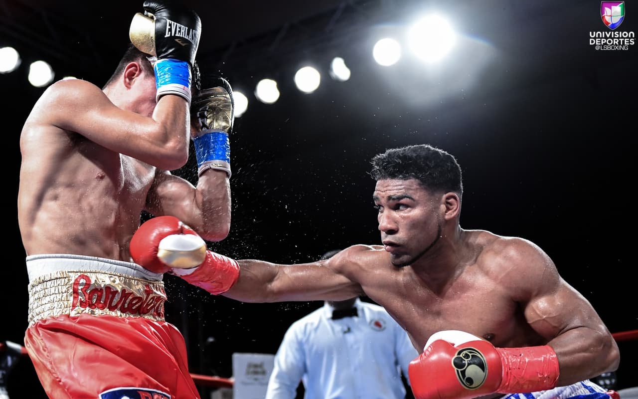 Yuriorkis 'El Ciclón de Guantánamo' Gamboa derrotó por decisión unánime al mexicano Miguel 'Barreterito' Beltrán Jr., a pesar de haber tocado la lona al final del primer round.
