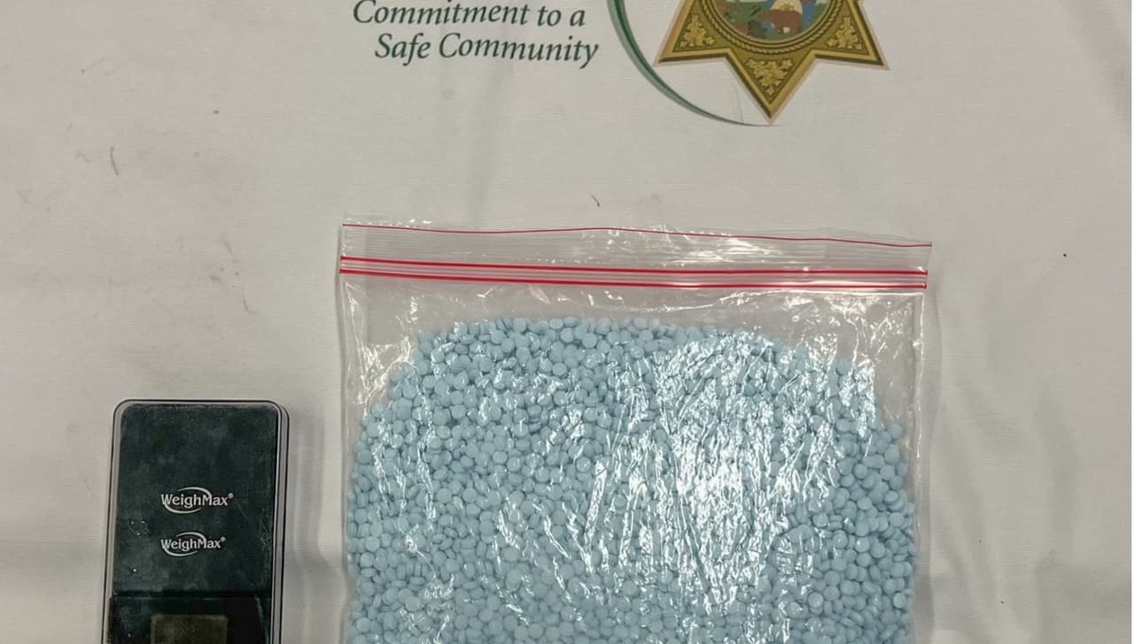 Hombre latino es arrestado con más de 5 mil píldoras de fentanilo en Bakersfield