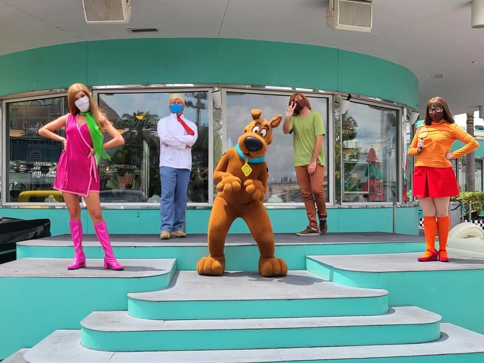 Las personas fueron recibidos por “Scooby-Doo” y sus amigos, quienes llevaban máscaras durante el show de bienvenida.