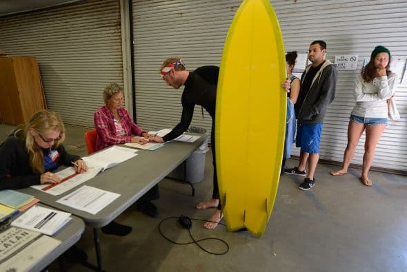 Ancianos, surfistas, trajabadores electorales, personal de seguridad, amas de casa, forman parte del electorado, lo que convierte a este día en un tapiz de múltiples colores y sensaciones en cada uno de los estados.