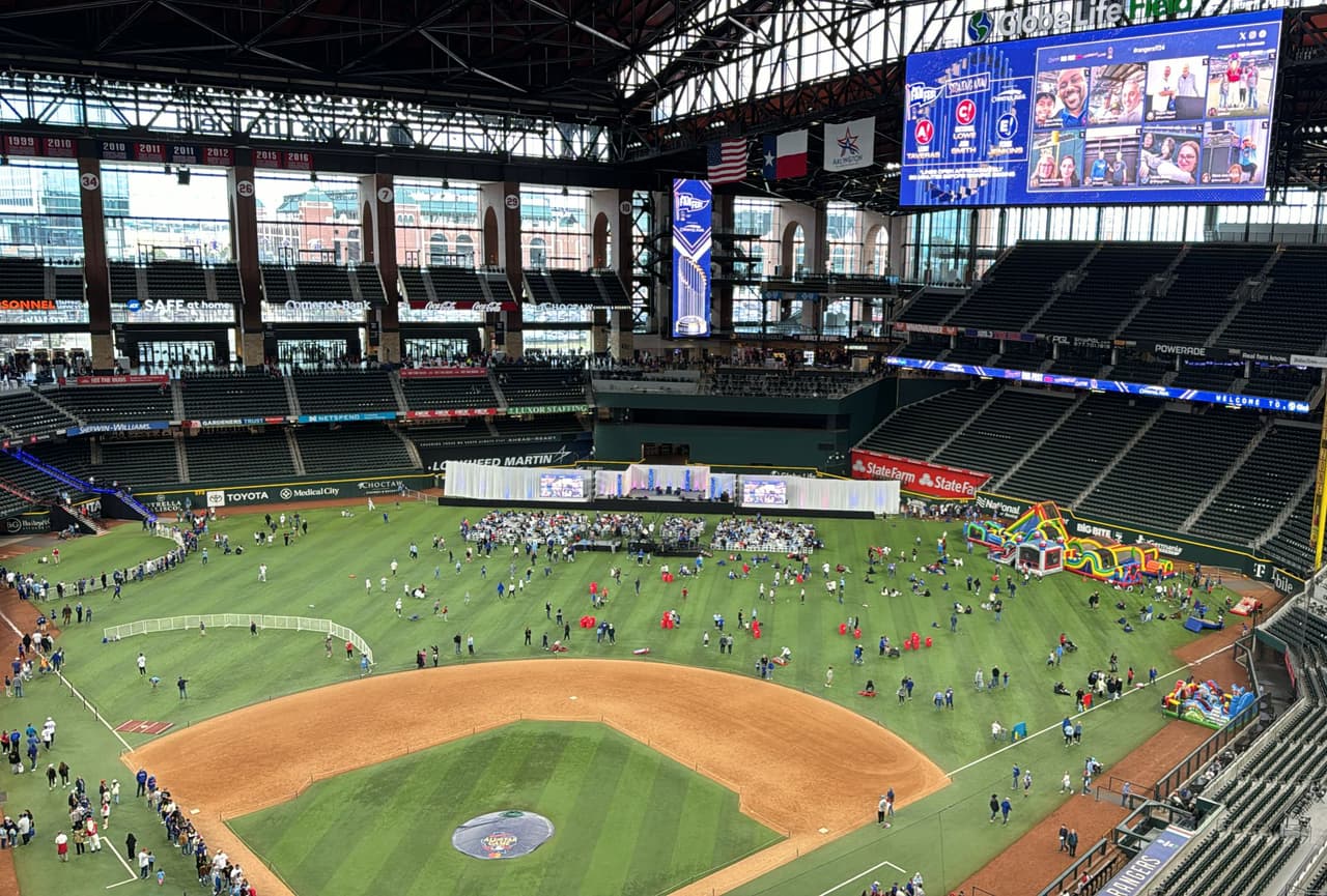 Los fans también pudieron entrar al diamante del Globe Life Field.