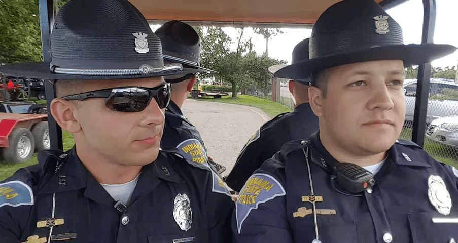 Policías de Indiana causan sensación en las redes al interpretar un tema de 'Vaselina'