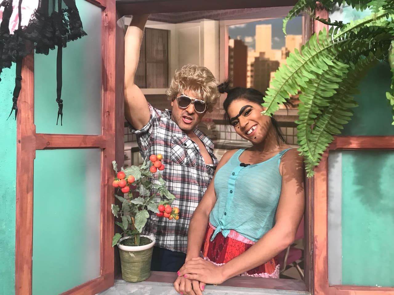 La vecina más irreverente de todas, Mela la Melaza, no podía dejar de darle la bienvenida.