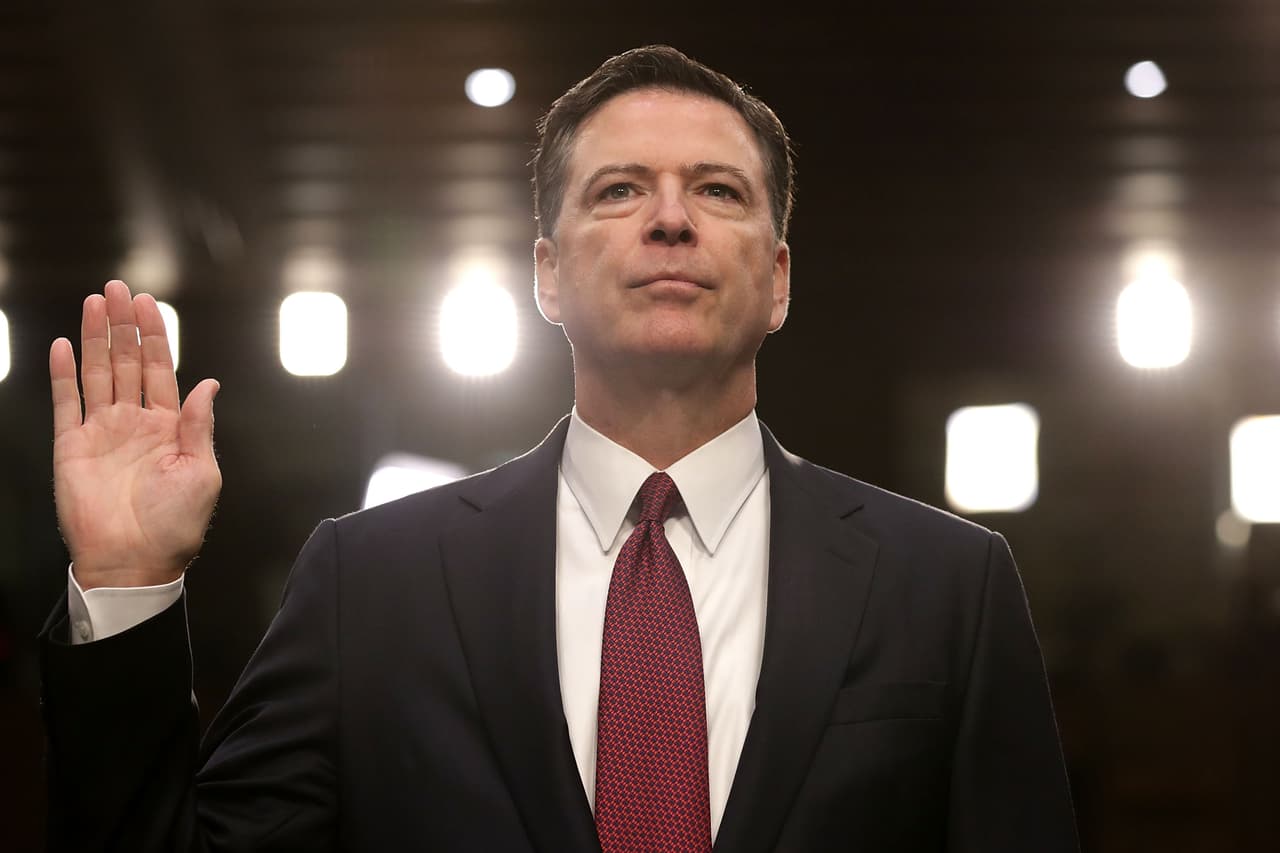 <b><a href="https://www.univision.com/temas/james-comey">James Comey</a></b>. Luego de ser despedido en por Donald Trump en mayo de 2017, el exdirector del FBI 
<a href="https://www.univision.com/noticias/politica/en-vivo-comey-comienza-su-comparecencia-en-el-senado-acusando-a-la-casa-blanca-de-mentir">aceptó ser interrogado públicamente</a>. La expectativa de su audiencia ante el comité de inteligencia del Senado se multiplicó cuando se supo que hablaría de la solicitud de lealtad que le habría hecho Trump sobre el escándalo del 
<a href="https://www.univision.com/temas/rusiagate">Rusiagate</a>, la única investigación del FBI por la que se interesaba el presidente, según declaró.