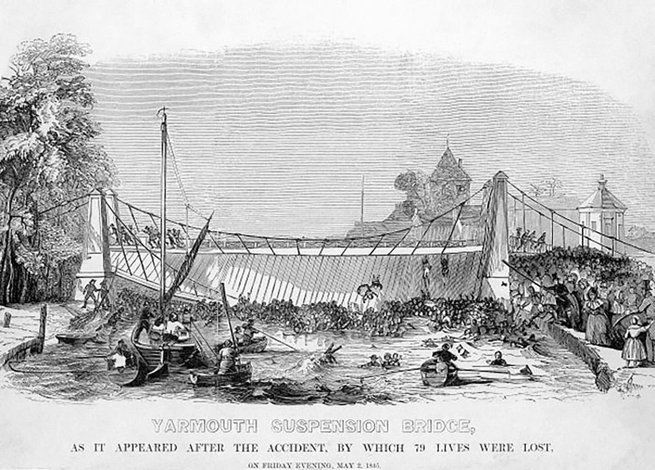 <b>Puente colgante de Great Yarmouth, Reino Unido (1845)</b>
<br>
<br>
<b>79 fallecidos. </b>
<br>
<br>La alegría se convirtió repentinamente en horror en la ciudad inglesa de Great Yarmouth la tarde del 2 de mayo de 1845. 
<br>
<br>Para promover la llegada de un circo, un payaso remontó el río Bure en una bañera. A pesar de la lluvia, para ver el espectáculo varios miles de espectadores se alinearon en las orillas y 
<a href="https://www.broadlandmemories.co.uk/blog/2012/05/the-great-yarmouth-suspension-bridge-disaster/"><u>entre 300 y 400 personas, incluidos muchos niños, abarrotaron el puente colgante que cruza el río</u></a>. 
<br>
<br>El payaso pasó por debajo del puente y los espectadores fueron repentinamente de un lado a otro para seguir observando el viaje. El repentino cambio de peso hizo que las cadenas del puente se rompieran. En la tragedia perdieron la vida 79 personas, incluidos 59 niños.
<br>